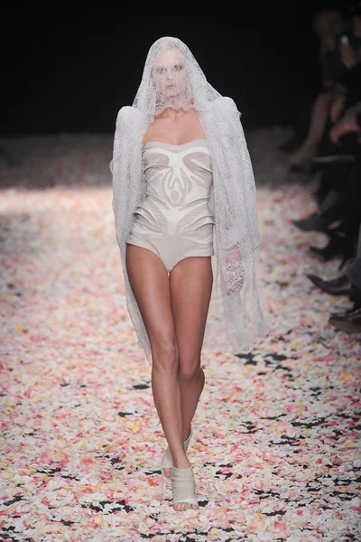 Look 17